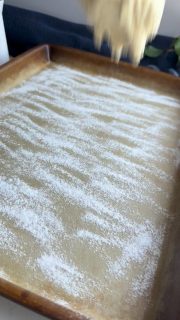 Pflaumenkuchen mit Streuseln & Quark-Öl-Teig
So schnell gemacht – so lecker
Eine Freundin hat einen überquellenden Pflaumenbaum. Wer kann da NEIN sagen?
Also habe ich sofort 2 Kuchen gebacken. Hier der Erste!
 
Mein Backblech ist der Große Ofenzauberer PLUS – der ist aus Ton und Kuchen werden einfach unfassbar gut darauf.
Du sparst dir Backpapier und der Boden ist richtig schön, da sich keine Feuchtigkeit staut, wie auf einem normalen Blech.
Und die Stücke kannst du auch darauf zurecht schneiden – da verkratzt nix. Schreib mir gerne, wenn du mehr Infos möchtest oder kommentiere mit „James“.
Du findes die Stoneware in meinem Onlinshop, falls du direkt mal schauen möchtest (Link in der BIO).
 
Aber nun zu den Zutaten:
🥣Teig:
🥄400 g Mehl
🥄250 g Quark
🥄30 g Öl
🥄50 g Milch
🥄1 Ei
🥄1 Pk. Backpulver
🥣Streusel-Teig:
🥄200 g Mehl
🥄90 g brauner Zucker
🥄110 g kalte Butter
🥣Obst:
🥄800 g Pflaumen entkernt
 
➡️für den Boden alle Teig-Zutaten zu einem Teig kneten
(Thermomix: Knetstufe / 2 min)
 
➡️für die Streusel alle Zutaten schnell zu groben Streuseln verkneten
(Thermomix: St. 6 / 20 sek)
 
➡️Ofenzauberer fetten & bemehlen
➡️Teig darauf ausrollen
➡️Pflaumen darauf verteilen
➡️Streusel darauf verteilen
 
🔥200° Grad O/U-Hitze vorheizen
➡️unterste Schiene auf einem Gitter
⏰30 Minuten backen

Viel Spaß beim Nachbacken.
Bin gespannt, wie er dir schmeckt 😊

Die Rezeptkarte und das PDF findest du in meinem Channel „Rezeptewelt-Insider“
Schau mal rein - ich freue mich auf dich!

#quarkölteig #pflaumenkuchen #streuselkuchen #kuchenliebe #einfacherezepte