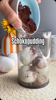 Protein-Schokopudding
aus Eiern! Ja, du liest richtig - Eier! Als ich im Internet Claude befragt habe, wollte ich es auch nicht glauben und musste es sofort ausprobieren.
Der Familie hab ich Nix von den Zutaten erzählt, sondern einfach probieren lassen.
In der Konsistenz hat man etwas ungewöhnliches bemerkt (das verschwindet, wenn man die Eier nicht ganz hart kocht).
Aber der Geschmack hat überzeugt.
Probier es selber aus!

🥄3 hart gekochte Eier
🥄15 g fettarmer, zuckerfreier Backkakao (hier kannst du auch mehr od. weniger nehmen: Geschmack von „Milchschokolade“ bis „Zartbitter“ möglich)
🥄100-120 g Milch 0,1%
🥄3 g Chunky Flavour Dark Chocolate od. andere Süße
 
 
➡️Die Eier hart kochen (lässt du sie weicher, brauchst du weniger Milch)
➡abschrecken und abkühlen lassen (für lauwarmen Pudding direkt weiterverarbeiten).
➡️Eier abschälen und gemeinsam mit den restlichen Zutaten mit Hilfe eines Pürierstabs oder einem Hochleistungsmixer zu einer geschmeidigen Creme verarbeiten.
➡️Pudding probieren und je nach Bedarf mit Süße oder Kakao abschmecken.
➡️fertigen Pudding in Gläser umfüllen und kaltstellen, bis gewünschte Konsistenz erreicht ist. Der Pudding wird dadurch fester.

Als Deko habe ich zuckerfreie Schoko Drops von NoNoSugar verwendet (Rabatt: KOCHBLOG10)
#proteinpudding #einfacherezepte #bauchfett #protein