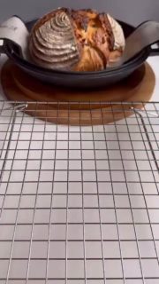 Sauerteigbrot für Anfänger.
Ein Reel aus meinen Anfängen - aber immer noch bewährt!
Diese Art Sauerteigbrot zu backen ist super geeignet für Anfänger. Man braucht nur einen Sauerteigstarter, der hochaktiv ist und schon kann es ohne viel Schnickschnack losgehen. Kein Dauerblick auf die Uhr, weil man alle 30 Minuten was tun soll, sondern easy going.
Dieses Rezept ist für ein Brot mit 400 g Mehl – ich verwende Weizenmehl und in diesem Falle 200 g T65 Grün – ein hochwertiges, französisches Baguettemehl für gute Volumenentwicklung, Standfestigkeit bei langer, kühler Teigführung. Und 200 g T80 Label Rouge – bekannt für höchste Sauerteigaktivitäten. Beides bekommt man bei der Mühle Bon’gu (www.bongue.de). Ich kaufe mein Mehl nur noch bei Mühlen, da es qualitativ (in Geschmack und bei der Verarbeitung zum Brot) deutlich besser ist für Sauerteigbrote, als die Mehle aus dem Laden. Man kann die Mehle natürlich auch durch andere Sorten ersetzen.
 
▶️80 g hochaktiven Sauerteigstarter mit 240 g lauwarmen Wasser kurz vermischen
▶️200 g T65 (oder anderes Mehl) +
▶️200 g T80 (oder anderes Mehl) +
▶️1 EL dunkels Backmalz (optional – aber ich finde es gibt dem Brot einen zusätzlichen tollen Geschmack) dazu geben und
▶️ca. 5 Minuten gut kneten.
▶️Dann 20 ml Wasser und 8 g Salz dazu geben und weitere 5 Minuten gut durchkneten (Der Teig sollte sich schon gut vom Rand lösen).
 
▶️Den Teig umfüllen in eine Schüssel, kurz durch Dehnen und Falten zu einer Kugel formen, mit einem Deckel oder einer Haube die Schüssel abdecken und bei Zimmertemperatur ca. 6 Stunden gehen lassen (wenn es etwas länger ist, sollte das auch kein Problem sein, nur nicht zu lange, da sonst irgendwann der Gehprozess wieder Rückläufig ist, wie beim Sauerteigansatz, und das Ganze in sich zusammen fällt).
▶️Der Teig sollte sich dann im Volumen vergrößert haben und man erkennt leichte Blasen.
Im Sommer ist dieses oftmals deutlicher, als im Winter, wo die Raumtemperatur ggf. kühler ist. Wärme spielt einen entscheidenden Faktor beim Gehprozess.

Weiter im Kommentar!
#sauerteigbrot #sauerteig #sourdough #sourdougbread