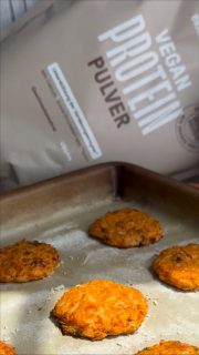 Lust auf einen Snack? Low Carb - High Protein?
Dann sind diese Bites genau das richtige für dich 🫵🏼!
Ich habe sie aus Möhren Trester gemacht. Du kannst auch Möhren fein reiben und etwas ausdrücken.

Für ca. 16 Stück:
175 g Möhrentrester 
2 Eier
100 g geriebener Käse Light 
20 g neutrales Proteinpulver (meins von @mybraineffect - Max. Rabatt mit Sandra20 ‼️)
Salz, Pfeffer, Knofipulver, Salatkräuter (Würze nach deinem Geschmack)

Alles mixen.
Häufchen setzen mit einem Eisportionierer
Platt drücken 
30 min bei 200 Grad Ober-Unterhitze (vorgeheizt) backen 
Wer es kross mag gibt noch 5 min Umluft in Top (sind Richtwerte - jeder Ofen ist anders!)

Bis auf 4 Stück habe ich sie alle als spätes Frühstück um 11:30 Uhr vernascht! Auch lecker mit Kartoffeldip, Kräuterquark,….
Ich hatte sie PUR 

Trifft das deinen Geschmack? Mit wem würdest du sie teilen?

#einfacherezepte #lowcarb #highprotein #snack #healthy
