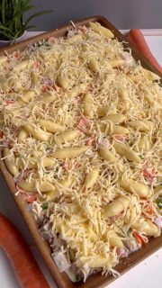 Kassler-Schupfnudel-Blech
Diese Art der Ofenbleche (obwohl meins eigentlich aus 100% Ton besteht und nicht aus Blech) ist so easy gemacht.
Dieses Mal musst du nur Kassler,Zwiebel & Möhre schneiden und etwas Soße anrühren. Das geht nu wirklich flott.
 
Für 4 gute Esser – zubereitet auf dem großen Ofenzauberer PLUS „James“ (ein Backblech geht natürlich auch)
🥄 800 g Kassler in Würfel geschnitten
🥄 500 g TK-Erbsen
🥄 1 rote Zwiebel
🥄 2 Möhren in feine Scheiben
🥄 500 g Schupfnudeln
➡️ In der aufgelisteten Reihenfolge auf den James geben.
 
Für die Soße:
🥄 1 Flasche Cremafine zum Kochen 7%
🥄 2 EL grünes Pesto
🥄 1 Pk. Schmelzkäse Kräuter
🥄 1 Topf Créme Fraîche Kräuter light
🥄 100 ml Wasser
🥄 1/2 TL gekörnte Gemüsebrühe
➡️ Kurz mit dem Pürierstab oder Mixer vermengen & über das Gemüse mit Hähnchen geben.
 
➡️ 1 Tüte Reibekäse darüber streuen (ist natürlich optional – wir hatten Gouda)
🔥 Backofen auf 200 Grad O/U-Hitze vorheizen
⏰ Auf einem Gitter – unterste Schiene – gute 30 min garen.
Einfach mal das Kassler probieren, ob es gar ist.
 
Viel Spaß beim Nachmachen.
Falls du mehr über den James erfahren möchtest oder einen benötigst, schreib mir einfach.

#onepanmeal #ofengericht #ofenmeister #einfacherezepte #feierabendblech