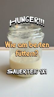 ‼️Sauerteig 1x1: 
Dein Sauerteig hat Hunger & du möchtest Brot backen und weißt nicht, wie du ihn passend füttern sollst?
Als erstes solltest du dir die Frage beantworten wann du deinen Brotteig ansetzen möchtest. Denn dann sollte dein Sauerteig möglichst am Peak seiner Aktivität sein.
Wie schnell dein Starter zum Peak gelangt, kannst du mit dem Fütterverhältnis „Anstellgut : Mehl : Wasser steuern“.
Je mehr Anstellgut du verwendest im Verhältnis zu Wasser & Mehl, um so schneller ist er an der Spitze seiner Leistung angekommen.
Man kann sich das so vorstellen: Du stellst eine Schüssel mit Essen auf den Tisch und je mehr hungrige Personen am Tisch sitzen, um so schneller ist die Schüssel leer.
Ich gehe bei meinen Angaben unten von einer Raumtemperatur ca. 21-22 Grad aus
ist es wärmer, geht es schneller, ist es kälter dauert es länger
ca. 5 Grad mehr halbiert die Reifezeit und umgekehrt

🥣 Verhältnis 1:1:1 (Bsp.: jeweis 10 g Starter/Wasser/Mehl)
👉 dein Sauerteig wird sehr schnell den Peak erreichen – geschätzt so nach 2-4 Stunden, wenn er fit ist
👉 ist für Kurzentschlossene super
 
🥣 Verhältnis 1:5:5 (mein persönlicher Favorit! - Bsp.: 10 g Starter/ 50g Wasser/ 50 g Mehl)
👉 dein Sauerteig erreicht geschätzt nach 8-12 Stunden seinen Peak
👉 man füttert am Abend, macht am Morgen den Teig & kann durchaus am Abend schon backen

🥣 Verhältnis 1:10:10 ( Bsp.: 10 g Starter/ 100g Wasser/ 100 g Mehl)
👉 dein Sauerteig erreicht geschätzt nach 10-16 Stunden seinen Peak
👉 man füttert auch hier am Abend, um am nächsten Morgen den Teig anzusetzen

Du kannst natürlich jedes Verhältnisse nehmen (1:2:2 nach ca. 5-7h am Peak),
‼️aber eben immer die Antwort auf die Frage: „Wann will ich Brotteig machen?“ berücksichtigen.
 
Viel Starter zu Mehl & Wasser – schnell am Peak (viele Esser am Tisch)
Wenig Starter zu Mehl & Wasser – langsam am Peak (wenig Esser am Tisch)
 
Lerne deinen Starter einfach kennen & lesen zu jeder Jahreszeit (Sommer = warm, Winter = kalt – Reminder: 5 Grad mehr halbiert die Reifezeit und umgekehrt)
 
Für weitere Sauerteigtipps, Brot- &  Alltagsrezepte folge mir gerne.
Bei Fragen auch gerne eine PM schreiben – die geht nicht unter!

#sauerteig #sauerteig1x1