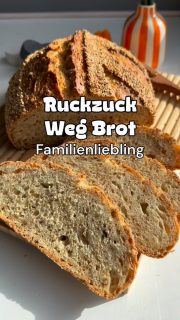 Ein Brot mit Sesam und Sonnenblumenkernen
Frisch aus dem Urlaub zurück muss der Sauerteig erst startklar gemacht werden. Die Familie hat aber JETZT Lust auf Brot. Also muss ein Hefebrot her – für den Geschmack muss die Familie wenigstens bis zum nächsten Morgen warten. Am Nachmittag den Teig angesetzt und dann über Nacht in den Kühlschrank geben, so kommst du mit wenig Hefe aus. Willst du es schnell, nimm mehr Hefe (z.B. für max 2 Std ca. 20 g).
Gebacken habe ich das Brot in meinem „Steinofen“ – also in meinem Ofenzauberer. Der zaubert eine tolle Kruste und die Krume bleibt dabei schön feucht.
 
Folgendes kommt in mein Brot:
🥄500 g Dinkelmehl Typ 1050
🥄75 g Sesam geröstet
🥄75 g Sonnenblumenkerne
🥄12 g Salz
🥄2 EL Granatapfelessig (anderer Obstessig geht auch)
🥄350 g lauwarmes Wasser
🥄5 g Hefe
🥄3 g Honig (grob ein kleiner Quetscher aus der Honigflasche)
 
➡️Alles zu einem Teig verkneten, in eine leicht geölte Schüssel geben, Deckel drauf, 2 Stunden bei Raumtemperatur anspringen lassen und dann ab in den Kühlschrank
➡️Am nächsten Morgen einen Laib formen
➡️Den Ofenzauberer leicht einfetten und mit etwas Reismehl und Sesamkörner einstreuen
➡️Den Laib in den Zauberer setzen & einschneiden
➡️Deckel drauf und ab in den ‼️KALTEN‼️ Backofen, auf ein Gitter, unterste Schiene
🔥Ofen auf 230 Grad O/U-Hitze hochdrehen
⏰Nach 45 min den Deckel abnehmen
🔥Runter auf 200 Grad
⏰noch mal 5-10 min für die Bräune
➡️Wenn das Brot hohl klingt, ist es gut
➡️Das Brot vorsichtig auf ein Gitter stürzen und mindestens 1 Stunde auskühlen lassen
 
Viel Spaß beim Ausprobieren.
 
Wenn du mehr über den Ofenzauberer erfahren oder ihn sogar haben möchtest, dann schreib mir gerne.📨

#ofenzauberer #stoneware #brot #brotbacken #brotbackenmachtglücklich