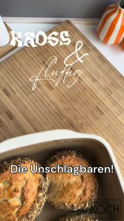 Weltmeister Brötchen
 
Zubereitet in der rechteckigen Ofenhexe mit Servierzauberer (od. Grundset: rechteckigen Ofenhexe + Zauberstein)
In der Stoneware (dein eigener „kleiner Steinofen“) werden Brötchen einfach unschlagbar gut 🤩
Diese Brötchen sind so fix gemacht, super knackig und einfach sehr lecker, darum solltest du dieses Rezept unbedingt speichern💾.
 
🛒 Zutaten für 6 Stück
🥄10 g frische Hefe
🥄225 ml Ayran
🥄10 g Honig oder Zucker
🥄375 g Dinkelmehl Type 630
🥄je 15 g Sesam, Leinsamen, Sonnenblumenkerne, Hanfsamen
🥄6 g Salz
🥄7 g Olivenöl
🥄Saatenmischung zum Wälzen
🥄etwas Wasser
🥄Butterschmalz zum Einfetten
🥄Reismehl zum Bestäuben
 
🥣 Zubereitung & Backen
➡️ Ayran, Honig und Hefe in eine Schüssel oder den Thermomix geben und leicht erwärmen, bis sich die Hefe aufgelöst hat
(💚 im TM: 3 min / 37 °C / Stufe 2)
➡️ restliche Zutaten dazu & ca. 5-6 min zu einem glatten Teig kneten
(💚 TM: 3 min / Knetmodus)
➡️ Teig in 6 gleichschwere Stücke teilen
➡️ jeden Teigling falten und länglich wirken
➡️ mit Wasser besprühen od. in etwas Wasser eintauchen & in den Saaten wälzen
➡️ Ofenhexe leicht fetten & mit Reismehl einstäuben
➡️ Teiglinge hineingeben & die Oberfläche einschneiden (ca. 1cm tief)
➡️ Ofenhexe abgedeckt (mit Servierzauberer od. Zauberstein)
➡️ auf ein Gitter, unterste Schiene in den kalten Backofen setzen
🔥 230 °C O/U-Hitze einstellen
⏰ca. 30-35 Minuten mit Deckel backen
➡️Deckel entfernen
⏰ weitere 5–10 Minuten ohne Deckel für die Bräune
 
🚨 Gehzeit anpassen - Faustregeln für frische Hefe-Menge pro 100 g Mehl
🏎 Schnell (1-2 Stunden): 1,5 g - 2 g Hefe
👉 Mittel (3-6 Stunden): ca. 0,5 g - 1 g frische Hefe.
🐌 Langsam (Über-Nacht-Gare/Kühlschrank): 0,1 g - 0,2 g frische
 
 
 
📨 Für mehr Infos zur rechteckigen Ofenhexe oder der Stoneware schreibe mir gerne
oder
👓 schaue in meinem Onlineshop nach – Link dazu in der BIO

#brötchen #einfacherezepte #rechteckigeofenhexe #ofenhexe #backen
