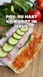 Bock auf frische Sandwiches? Aber gar kein (passendes) Brot im Haus? Back dir welches!
Reicht für 2-3 Personen Gebacken in der quadratischen Antihaftform von Pampered Chef (kannst du bei mir shoppen- kommentiere mit Quadrat oder schreib mir eine DM oder schau in meine Bio)

250 g Dinkelmehl 630
50 g Weizenmehl 550
10 g Salz
10 g frische Hefe 
10 g Honig
200 g Wasser

Alles ca. 3-4 Minuten zu einem Teig verkneten 
Abgedeckt ca. 1 Stunde gehen lassen (sollte deutlich Blasen zeigen)
Form mit Backpapier auslegen und einölen 
Teig hinein geben, vorsichtig in die Ecken ziehen und noch mal kurz gehen lassen 
Öl darüber geben 
Mit geölten Fingern Mulden drücken 
Ofen auf 220 Grad O/U-Hitze vorheizen 
Ca. 20-30 min backen 
Kurz abkühlen lassen, dann aufschneiden und nach Lust & Laune belegen 

Viel Spaß beim Nachbacken.
Mit was würdest du es belegen?

#sandwich #einfacherezepte #foccacia #focaccia #selberbacken