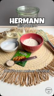 Hermann – der lebende Kettenbrief meiner Kindheit
Und der Albtraum von vielen
Ich dachte, ich könnte Hermann mal wieder auferstehen lassen und habe heute Morgen einen Hermann angesetzt.
Mit nur 4 Zutaten für Tag 1 hast du in 5 Minuten ein Stück alte Kindheit wiederbelebt.
Ich arbeite hier mit nur einer halben Menge, damit am Ende NICHT 4 Portionen entstehen, sondern nur 2.
1 davon brauchst du für einen Kuchen und eine Portion halbierst du.
Die eine Hälfte brauchst du, um Hermann weiter zu füttern und die andere Hälfte verschenke an einen lieben Menschen (oder jemanden, den du ärgern möchtest).
Falls du Hermann nicht weiter möchtest, backe einfach einen 2. Kuchen mit der 2. Portion oder friere die sie ein.
 
Tag 1
50g Weizenmehl
75 ml Wasser lauwarm
1/2 EL Zucker
1 gestr. TL Trockenhefe
 
Tag 5 + 10
50g Weizenmehl
75 ml Milch
75 g Zucker
 
Zubereitung Tag 1
Mehl, Zucker und Trockenhefe mischen und in das Glas füllen.
Das lauwarme Wasser dazu geben und alles gut verrühren.
Deckel auf das Glas legen und bei Raumtemperatur stehen lassen.
 
Pflege Tag 2 – 4
An jedem Tag sollte der Teig 1x umgerührt werden
Den Deckel wieder locker auflegen und weiter bei Raumtemperatur stehen lassen
 
Füttern Tag 5
Mehl, Zucker und Milch zum Teig rühren, bis sich alles gut vermischt hat.
Deckel auf das Glas legen und bei Raumtemperatur stehen lassen.
 
Pflege Tag 6 – 9
An jedem Tag sollte der Teig 1x umgerührt werden
Den Deckel wieder locker auflegen und weiter bei Raumtemperatur stehen lassen
 
Füttern Tag 10
Mehl, Zucker und Milch zum Teig rühren, bis sich alles gut vermischt hat.
Den Teig in 2 gleichschwere Portionen aufteilen (ca. 250-270 g).
Die eine Portion wird nun verwendet, um damit einen Kuchen zu backen.
Die zweite Portion wird halbiert - eine Hälfte zum Weiterfüttern und eine Hälfte zum Verschenken (oder du machst daraus einen weiteren kleinen Kuchen oder frierst es ein)
 
Es werden hier natürlich Rezeptideen für Hermann-Kuchen folgen.
Also – mach mit! Setze einen Hermann an.

Du findest die komplette Anleitung auch auf meiner Homepage (Link in der BIO).
 
#hermann #kuchen #kindheit #kettenbrief #einfacherezepte