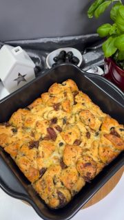 Richtig schnelles Fingerfood und sooo lecker 😋.
Für den Mädelsabend 🧡  flott gemacht: Knack & Back Zupfbrot Italian Style mit schwarzen Oliven, getrockneten Tomaten, Kräutern, Mozzarella und Alemette Fäßchen „Tomaten-Pesto“
Bei 180 Grad ca. 30 min auf unterster Schiene gebacken. Da bei so einem Abend jeder was mitbringt, ist natürlich was übergeblieben. Darüber hat sich die Familie gefreut, denn es ist am nächsten Tag kalt ❄️ noch lecker.
Was wäre dein Lieblingsbelag für so ein Zupfbrot?
 
🔪 1 Packung Knack & Back Brötchen (8 Stück) kleingeschnitten in eine Schüssel geben
🔪 100 g Alemette Fäßchen „Tomaten-Pesto“
🔪 1 Handvoll schwarze Oliven in kleine Stücke geschnitten
🔪 1 Handvoll in Öl eingelegte getrocknete Tomaten klein geschnitten
🔪 1 EL Salatkräuter dazu
🔪 Salz, Pfeffer, Oregano nach Geschmack
🔪 1 Kugel Mozzaralla in kleine Würfel geschnitten
 
👉 Alles gut vermengen (geht am Besten mit den Händen)
👉 Eine Auflaufform (ich die quadratische Brilliance – Antifhaftform ca. 23x23) fetten – ich habe dafür das Öl von den getrockneten Tomaten genommen
👉 Alles in die Form geben, ich habe es in den kalten Backofen auf einem Gitter auf die unterste Schiene gestellt und auf 180 Grad Ober-Unterhitze gedreht.
👉 Nach 30 min war alles durchgebacken und von oben schön braun. Ist hier nur ein Richtwert, da jeder Ofen anders backt.
👉 Noch ca. 30 min abkühlen lassen in der Form, dann den Deckel drauf und los ging es zu den Mädels.
 
Das ist das Tolle an den Brilliance – Antihaftformen, sie haben alle einen passenden Deckel. So kann man den Inhalt super transportieren und auch frisch halten.
 
Viel Spaß beim Ausprobieren und Nachbacken 😉
Gleich abspeichern und liken ❤️.

👉 Neugierig geworden auf die Brilliance – Antifhaft Formen? dann schreibe mir gerne eine DM für mehr Infos.
👉 Möchtest du gleich losshoppen? Du findest den Link zu meinem Shop in meiner Bio – oder schreibe mir und ich schicke dir den Link persönlich.
👉 Hast du Fragen? Dann melde dich sehr gerne bei mir. 💌

#einfacherezepte #easyrecipes #soulfood #backen #easy #fingerfood #zupfbrot