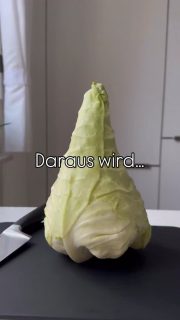 Spitzkohl als Grundlage des Auflaufs!
Erst einmal einzeln im Backofen angeröstet fürs Aroma.
In der Zeit wird das Hack zubereitet, das auf den Spitzkohl kommt.
Frische Tomaten dazu, Curry und etwas Schmelzkäse sorgen für das gewisse Extra.
Der Auflauf hat hier großen Anklang gefunden! Dabei hab ich es spontan zusammengestellt 😂.
Das sind eh immer die Besten Essen.
Ich habe es mal für euch aufgeschrieben:

🥄1 kleiner Spitzkohl geviertelt 
In eine gefettete Form geben und mit Öl besprühen.
🥄Würzen: Salz, Pfeffer & Auflaufgewürz (aber das ist total variabel)
Ich habe es in den kalten Backofen gestellt bei 150 Grad und bin mit dem Hund gegangen.
Nach 30 min habe ich noch ca. 10 ml Wasser pro Viertel von oben auf den Spitzkohl geträufelt, damit genug Feuchtigkeit zum Garwerden da ist.
Wieder in den Ofen
Nun habe 
🥄2 rote Zwiebeln 
🥄 1 große Knoblauchzehe grob gewürfelt und mit 
etwas Öl in eine Pfanne gegeben 
🥄400 g Rinderhack mit Salz & Pfeffer noch dazu 
Krümelig braten
🥄60 g Tomatenmark dazu , kurz mitbraten
🥄1 TL Curry
🥄1 TL Paprika edelsüß
🥄1 Flasche Cremafine zum kochen
unterrühren 
🥄2 Handvoll Cocktail Tomaten viertel 
Spitzkohl aus dem Ofen holen, der sollte jetzt schon leicht braun geworden sein, falls nicht mal 10 min Umluft auf 200 Grad dem Spitzkohl noch geben
Hack auf dem Spitzkohl verteilen
🥄Jeweils 1 EL Schmelzkäse auf das breite Stück geben
Tomatenviertel drumherum verteilen.
🥄Reibekäse oben drüber (ich habe nur ein bisschen genommen-mach, wie du es magst)
Noch mal 10 min bei 200 Grad Überbacken oder bis der Käse die gewünschte Bräune hat.
Dazu gab es aufgebratene Kartoffeln (waren vom Rotkohl noch über) . Ich kann mir auch sehr gut Gnoccis, Reis oder Nudeln dazu vorstellen - oder einfach so pur!
Mit was würdest du es servieren?

Viel Spaß beim Nachkochen 🤩
Falls dich diese geniale Auflaufform interessiert, die gleich mit passendem Frischhalte-Deckel daher kommt (nicht für den Ofen!), dann schreib mir einfach 📨

#einfacherezepte #easyrecipes #auflauf #spitzkohl #soulfood