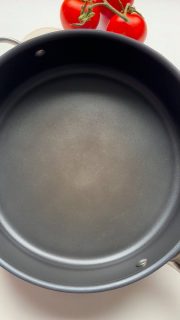 Frische Tomaten, Zwiebeln & und Knofi.
Die Grundlage einer leckeren Tomatensoße - verfeinert mit schwarzen Oliven & Burrata.

2 Gr. Zwiebeln & 4-5 Knoblauchzehen kleinschneiden 
In etwas Öl anbraten 
Mindestens 13 große Strauch-Tomaten in grobe Würfel schneiden, dazu geben und auf mittlerer Hitze weich garen.
Da ich nicht genug frische Tomaten hatte für uns 4 hatte (sind alle Soßenfans), hab ich eine Packung passierte Tomaten dazu getan, als die Tomaten gar waren.
Salz, Pfeffer, etwas Oregano 
1 kl. Glas schwarze Oliven halbieren (ohne Flüssigkeit, wer mag kann gerne einen Schuss von dem Olivenwasser dazu tun, aber Sohn steht da nicht so drauf 😜, also heute drauf verzichtet).
1 EL braunen Zucker noch darüber, durchrühren,
1 Burrata in die Mitte setzen, noch mal kurz mit Deckel auf kleiner Hitze garen
In der Zeit die Nudeln kochen und den Parmesan reiben.
Einfach genial lecker!!!
Probier es unbedingt aus.
Ich habe das Ganze in der Brilliance Sauteuse zubereitet.
Für mehr Infos dazu schreib mir gerne 📨