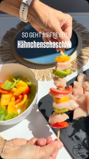 Hähnchenschaschlik mit selbstgemachten Pommes 
aus dem Airfreyer
Streetfood in gesund und deutlich fettärmer.
Zubereitet in einem Doppel-Airfreyer (TurboTower PRO)
Kein Rumstehen am Herd!

Du brauchst nur Hähnchen 
Paprika 
Hähnchengewürz 
Kartoffeln
Pommesgewürz
Etwas Öl 

180 Grad 20 min
Die Spieße nach der Hälfte der Zeit wenden
Pommes immer mal wieder durchschütteln und am Ende extra 5 min auf 210 Grad.

Viel Spaß beim Ausprobieren