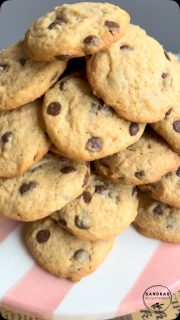 Cookies (Rezept 1.783 - aber dieses ist sooooo gut!
Unfassbar leckere Cookies (unbedingt speichern 📝 und ausprobieren!),
die bei uns immer schnell weg sind. Hey, aber kein Problem, sie sind ja auch schnell wieder nachgebacken sind.
 
Die Mengenangabe ergibt ca. 3 Bleche a 16 Cookies - bei einem kleinen Eisportionierer.
 
🧾Zutatenliste
🥄300 g Mehl
🥄1 Pr. Salz
🥄1/2 TL Backpulver (4g)
🥄150 g zerlassene Butter
🥄150 g brauner Zucker
🥄90 g Zucker
🥄2 Eier (M)
🥄200 g Schokodrops
 
🔥 Backofen auf 160 Grad °C Ober-/Unterhitze vorheizen
➡️Alle trockenen Zutaten miteinander vermischen
➡️Eier mit Zucker schaumig rühren
➡️flüssige Butter unterziehen
➡️Mehlgemisch unterheben und die Schokodrops dazu geben
➡️nur solange wie nötig rühren
➡️Backblech mit Backpapier auslegen
➡️kleine Teig-Häufchen z.B. mit Hilfe eines Eisportionieres mit etwas Abstand setzen (4x4 passt ganz gut)
 
⏰ ca. 15 min pro Blech backen - sie sollten anfangen leicht braun zu werden (so sind sie später schön soft - magst du sie knuspriger, dann musst du sie etwas länger drin lassen)
➡️auf dem Blech ca. 5 min liegen lassen und dann umsetzen auf ein Auskühlgitter.
 
Viel Spaß 😃beim Nachbacken.
Freue mich immer über ein Feedback 💌 und ein ❤️.
👉🏼Für mehr Rezeptideen folge mir gerne

#cookie #cookies #einfacherezepte #foodie #foodlover