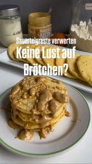 Warum immer nur Brötchen zum Frühstück?
Diese Pancakes kannst du süß oder herzhaft belegen.
Sie bieten auch eine gute Gelegenheit Sauerteigreste zu verwerten. Immer nur Kräcker daraus machen ist auch langweilig 🥱 

50 g sehr weiche Butter mit
50 g Zucker aufschlagen 
1 Ei unterrühren , bis es richtig gut vermischt ist 
200 g Sauerteigreste
230 g Milch
Unterrühren 
230 g Weizenmehl 
1 guter TL Backpulver 
1/2 TL Natron unterrühren 

In einer antihaftbeschichteten Pfanne die Pancakes ausbacken.
In meiner Pfanne habe ich nur für die erste Fuhre minimalst Öl in die Pfanne gesprüht.

Hier wurden sie mit gekochtem Schinken & Käse bzw. mit Frischkäse & Erdbeermarmelade bzw. mit den Aufstrichen von NaughtyNuts gegessen 
Womit würdest Du sie belegen?

#pancakes #discard #discardrecipes #sauerteigresteverwertung #frühstück #breakfast