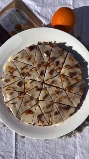 Ein Hauch Zimt, Datteln und eine Orangenote!
Genau das Richtige für die Advents- und Weihnachtszeit!!! Versuche unbedingt mal diesen Dattelkuchen ohne Mehl. Er besteht aus vielen guten Zutaten (ok beim Zuckerguss müssen wir ein Auge zukneifen!), die du fast alle bei foodino.de bekommst.
 
4 Eier (getrennt – das Gelbe schaumig schlagen und das Eiweiß sehr steif)
60 g geschmolzene Butter
150 g gemahlene Mandeln (foodino.de )
100 g Kokosflocken (ich hatte Kokoschips von foodino.de , die ich dann noch im Mixer zerkleinert habe)
200 g fein gehackte Datteln (Deglet Nour von foodino.de )
2 TL Zimt
5 EL Orangensaft
etwas Abrieb einer Bioorange
25 g Ahornsirup
 
120 g Puderzucker
Etwas Orangensaft
 
20 g Datteln und
etwas Abrieb einer Bioorange
zum Verzieren
 
oder Zucker (wahlweise)
Puderzucker und Zitronen- und Orangensaft für den Zuckerguss
 
Backofen auf 180 Grad O/U-Hitze vorheizen
 
4 Eigelb schaumig schlagen
Geschmolzene Butter unterrühren
Alle anderen Zutaten dazu und am Ende den Eischnee
Alles vorsichtig vermengen
In eine 26er Springform geben und ca. 25 Minuten auf mittlerer Schiene backen
 
Auskühlen lassen
Den Puderzucker mit etwas Orangensaft zu einem Guss verrühren und auf den Kuchen geben
Mit gehackten Datteln und Orangenabrieb verzieren.
 
Der Kuchen ist durch die Datteln und Kokosflocken ähnlich saftig, wie ein Möhrenkuchen.
Und? Wirst du ihn mal ausprobieren?

#ostern #dattel #datesfruit #dates #cake #kuchen #kuchenohnemehl