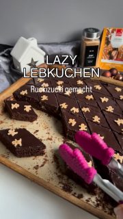 Lebkuchen gehören einfach zur Weihnachtszeit dazu. Wusstest du, dass man sie ganz easy selber machen kann? Gut, sie sehen dann nicht wie Brezel 🥨, Sterne ✨ und Herzen 🧡 aus, aber es zählt doch der Geschmack 😋!
Du brauchst:
 
🤎200 g weiche Butter
🤎180 g braunen Zucker
🤎 4 Eier
👉 Das gibst du in eine Schüssel und verrührst das (oder im TM 90 sek. Stufe 4)
👉 Dazu kommen dann
🤎150 g Mandelmehl (od. gem. Mandeln)
🤎 200 g Mehl 
🤎1 Pk. Backpulver
🤎40 g Backkakao
🤎10 g Lebkuchengewürz (1 Pk.)
🤎1 TL Zimt (ca. 4 g)
🤎30 g Waldhonig
🤎280 g Milch
👉 Das wird alles noch mal orderntlich verrührt (TM 90 sek. Stufe 4)
 
👉 Ich habe die Masse auf den leicht gefetteten und bemehlten großen Ofenzauberer PLUS gestrichen. Du kannst gerne ein mit Backpapier ausgelegtes Backblech nehmen (evt. Reicht die Menge dann nicht ganz, lass einfach ein bisschen Rand)
👉 Backofen auf 180 Grad Ober-Unterhitze vorheizen
👉 Der James kommt auf ein Gitter auf unterster Stufe für 30 min in den Ofen (ist ein Richtwert-jeder Ofen ist anders). Ein Backblech schiebst du mittig in den Ofen. Evt. Verkürzt sich hier die Backzeit. Einfach zwischendurch mal schauen und eine Stäbchenprobe machen
👉 Das Ganze komplett auskühlen ❄️ lassen
👉 Für den Guss in etwas weicherer Konsistenz benötigst du
🤎250 g Zartbittercouvertüre
🤎120 g Sahne
👉 Das wird in einem Wasserbad miteinander geschmolzen und verrührt
👉 Gib es über den Lebkuchenteig und verstreiche es.
👉 Bevor das Ganze so richtig fest wird, zeichne schon mal die Schnittlinien 🔪 ein.
 
Du kannst aber auch 400 g geschmolzene Couvertüre nehmen und die Sahne weglassen, dann wird der Guss so richtig knackig fest.
 
Viel Spaß beim Ausprobieren und Nachbacken 😉
Gleich abspeichern und liken ❤️.

👉 Neugierig geworden auf den Großen Ofenzauberer oder die Handschuhzange? dann schreibe mir gerne eine DM für mehr Infos.
👉 Möchtest du gleich losshoppen? Du findest den Link zu meinem Shop in meiner Bio – oder schreibe mir und ich schicke dir den Link persönlich.
👉 Hast du Fragen? Dann melde dich sehr gerne bei mir. 💌

#lebkuchen #gingerbread #einfacherezepte #easyrecipes #soulfood #backen #lazybaking #easybaking #weihnachtsbäckerei #schnellerezepte