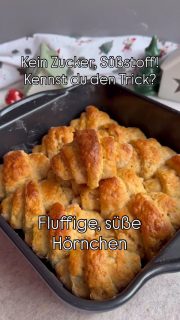 *Werbung du Markierung
Kleine Hörnchen werden immer gerne genommen.
Diese kommen komplett ohne extra Zucker aus. Die leicht süße Unternote entsteht durch Datteln & Apfeltrester. Durch das Obst sind sie schön feucht und echt fluffig.
Die Mengen hier sind eigentlich für die Brilliance Antihaft-Backform mit Deckel 23 x 33 cm ausgelegt. Die war aber gerade in Gebrauch.
Darum habe ich 12 Hörnchen in der quadratischen Brilliance gemacht und 4 Stück auf dem Ofenzauberer.
So habe ich sie gemacht:
 
100 g Datteln Deglet Nour naturbelassen von @foodino.de 
50 g Apfeltrester
Im Thermomix Stufe 5,5 für 10 sek zerkleinern und alles mit dem Spatel nach unten schieben
Dann gibst du folgendes dazu
180 g Milch
20 g frische Hefe
30 g Butter in Stückchen
Das wird 4 min bei 37 Grad Stufe 2,5 erwärmt
Dann kommt noch
300 g Mehl dazu (hier ist dir freigestellt ob Dinkel 630 oder Weizen 550)
Und ½ TL Salz
Nun 5 min auf Knetstufe
Der Teig ist recht weich. Fülle ihn in eine leicht geölte Schüssel mit Deckel um (z.B. die große Nixe) und lasse den Teig ruhen, bis er sich deutlich im Volumen vergrößert hat 1-2 Std.
Dann auf die leicht bemehlte Teigunterlage geben und rund ausrollen so 30-32 cm Durchmesser
In 16 Stücke teilen und jedes Stück zu einem Hörnchen aufrollen.
In die leicht gefettete Brilliance-Form setzen, Deckel drauf legen und noch mal gehen lassen, bis sich die Hörnchen vergrößert haben (30-60 min)
Backofen auf 180 Grad Ober-Unterhitze vorheizen
Den Deckel runternehmen und die Hörnchen mit Ei-Milchgemisch (1 Ei + 1 Schuss Milch) bepinseln – muss man aber nicht – gibt aber eine schöne Farbe
Dann ca. 25-30 min backen (ist ein Richtwert – jeder Ofen ist anders, ggf. nach 10-15 min mit Backpapier abdecken, damit sie nicht zu dunkel werden.
Vorsichtig auf ein Auskühlgitter stürzen und auskühlen lassen.
Die Hörnchen kann man auch super in der Brilliance-Form mit Deckel frisch halten.

#einfacherezepte #easyrecipes #soulfood #hörnchen #milchbrötchen #zuckerfrei #ohnezucker