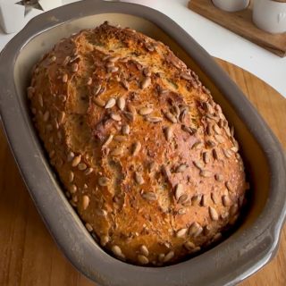 🤎Power Zwerg🤎
Er kommt mit 5 verschiedenen Saaten 🌾daher und ist somit richtig kernig unterwegs.
Ein Anteil an Joghurt sorgt zusätzlich dafür, dass dieses kleine Brot schön saftig bleibt. Es wird im kleinen Zaubermeister gebacken (auch als Lily bekannt). Der Teig ist etwas klebrig, darum wandert er sofort aus der Schüssel in die Lily zum Backen. Also kein Kneten und Co. nötig!!!
Man kann es nach dem Backen auch super in der Lily frisch halten.

Das Rezept findest du bei den Bildern
Viel Spaß beim Ausprobieren und Nachbacken 😉
Gleich abspeichern und liken ❤️.

👉 Neugierig geworden auf den Zaubermeister? dann schreibe mir gerne eine DM für mehr Infos.
👉 Möchtest du gleich losshoppen? Du findest den Link zu meinem Shop in meiner Bio – oder schreibe mir und ich schicke dir den Link persönlich.
👉 Hast du Fragen? Dann melde dich sehr gerne bei mir. 💌

#Familienbrot #Brotliebe #Knusperkruste #Zaubermeister #Backinspo #FrischGebacken #stoneware #familienrezepte #backenistliebe #Brotback #selbstgebacken #pamperedchef #einfacherezepte #foodblogger #backenistliebe #geldsparen #haushaltskasse