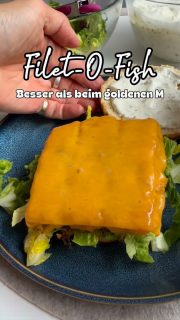 Filet-O-Fish Burger
Wer kennt sie nicht vom goldenen M?
Man kann sie so einfach nachmachen und sie sind mega lecker!
Pro Burger brauchst du einen Burger Bun, 3 Fischstäbchen, 1 Scheibe Cheddar und etwas kleingeschnittenen Romanasalat.
Die Sauce findest du auf meiner Homerpage www.sandras-kochblog.de (link in der BIO) oder kommentiere mit Sauce, dann schicke ich dir das Rezept.
Unbedingt ausprobieren – das geht so schnell!!!

#filetofish #burger #viralfoodreels #foodie