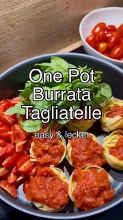 Schnelles Mittagessen ohne viel Vorbereitung und langes Rumstehen am Herd.
Mit dieser One Pot Tagliatelle bist du da genau richtig!
Ich habe für 3 Personen gekocht – wie ich‘s gemacht habe siehst du im Reel – die Zutaten findest du hier:
 
300 g Tagliatelle
500 g Datteltomaten
130 g Baby Spinat
1 große rote Zwiebel
3 Knoblauchzehen
Salz & Pfeffer
1 Pk. Stückige Tomaten
1 Flasche Cremafine zum Kochen
250 ml Brühe (damit habe ich die Packung der stückigen Tomaten und die Flasche Cremafine noch ausgespült – nix verkommen lassen)
 
Das Ganze ca. 15 min kochen lassen
Noch eine Burrata in die Mitte geben und kurz köcheln lassen, damit sie schön weich wird.
Etwas Oregano drüber.
Dann alles durchmixen.
 
Wer mag noch etwas Parmesan oben drauf – gehört bei uns einfach dazu

#onepotmeal #burrata #tagliatelle #viralfood #foodie