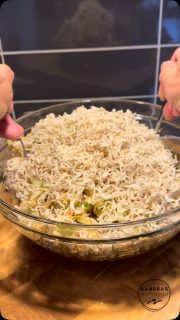 Chinakohl – Mie-Nudelsalat
Ein echter Klassiker, der viel zu wenig auf dem Tisch landet. Er lässt sich absolut unkompliziert vorbereiten.
Ich habe ihn zum Grillen an unserem Holland-Wochenende gemacht und er ist mega angekommen. Da die Zutaten alle ohne Kühlschrank auskommen, konnte ich sie auch gut mit nach Holland nehmen.
Am Abend kurz vorm Grillen dann alles geschnibbelt und zusammengemixt.
Immer wieder lecker. Wer auf mehr Dressing steht, nimmt einfach die doppelte Menge an Essig, Wasser, Öl und Sojasauce (das hab ich gemacht).
Probier es einfach aus – nimm erst einmal die einfache Menge und wenn es dir zu wenig Dressing ist, dann machst du noch was nach – die Geschmäcker sind nämlich verschieden!
 
🧾Zutatenliste
🥄2 EL Essig
🥄2 EL Sojasauce dunkle
🥄4 EL Zucker
🥄2 EL Öl
🥄3 EL Wasser
🥄1 Pk. Yum Yum Nudeln(Mie-Nudeln)
🥄100 g Mandeln gehobelt
🥄2 EL gerösteter Sesam
🥄1/2 TL Gemüsebrühe Instantpulver
🥄Das Tütchen Gewürz aus den Yum Yum Nudeln
🥄1 kleiner Chinakohl
🥄1 Bund Frühlingszwiebeln
 
➡️Den Chinakohl ganz fein schneiden und in eine große Schüssel geben
➡️Die Frühlingszwiebeln in Röllchen schneiden und über den Chinakohl geben
➡️Essig, Sojasauce, Wasser, Öl, Brühe und Yum Yum Gewürz vermischen
➡️Über den Salat schütten
➡️Mandeln ohne Fett in der Pfanne anrösten und mit dem Sesam auf den Salat geben
➡️Mii Nudeln zerbröseln und auch zum Salat
➡️Alles gut durchmixen und ca. 15 min ziehen lassen
➡️Vorm Essen noch mal durchmischen.
 
Viel Spaß 😃beim Nachbacken.
Freue mich immer über ein Feedback 💌 und ein ❤️.
👉🏼Für mehr Rezeptideen folge mir gerne
Ein Rezept, dass du dir unbedingt speichern 📝 solltest.

#chinakohl #mie #mienudelsalat #grillen #einfacherezepte