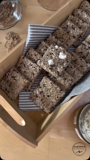 Das sind die Cräcker, die ich hier immer aus meinen Sauerteigresten mache.
Sie sind im Freundes-& Bekanntenkreis schon der Renner geworden.
Sind total einfach zu machen und man kann super in den Saaten variieren und noch Kräuter dazu geben 

▪️200 g Discard
▪️9 EL Saaten (ich nehme meistens nur gerösteten Sesam)
▪️1/2 TL Salz
🥣Alles vermischen 
🥄Auf ein Backblech dünn verstreichen 
🧂Noch mal etwas Salz drüber (optional)
🔥160 Grad O/U-Hitze vorheizen
⏰10 min backen 
🔪Schneiden 
⏰Weitere 10 min backen 
🪏Wenden
⏰10-20 min backen 
➡️Sie sollten leicht braun sein und hart.
🥶Auskühlen lassen 
In einer Blechdose lagern 

#easyrecipe #cracker #discard #sourdough