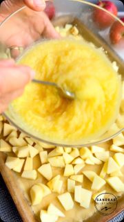 Apfelmus Streuselkuchen 
1 Teig + Apfelmus + Apfelstücke
So lecker 🤤 unbedingt speichern und ausprobieren!

📝Zutaten Teig (Boden & Streusel):
🥄600 g Mehl
🥄250 g kalte Butter in Stückchen 
🥄200 g Zucker
🥄1 Pk. Vanillezucker 
🥄2 Eier
🥄3 g Salz
➡️zu Streusel verkneten 
➡️gut die Hälfte der Streusel auf den leicht gefetteten, bemehlten Großen Ofenzauberer geben und andrücken 

🥄4-5 Äpfel in Stückchen geschnitten 
➡️auf dem Boden verteilen 

🥄Apfelmus aus 5-6 Äpfeln gekocht (alternativ 1-2 Gläser Apfelmus)
➡️auf die Apfelstücke geben und glatt streichen 
➡️restliche Streusel darüber verteilen 
🔥200 Grad O/U-Hitze vorheizen 
⏰Unterste Schiene auf einem Gitter für 30-40 min backen, bis die Streusel braun werden 
➡️zum Auskühlen die Stoneware auf ein Gitter setzen und den Kuchen so auskühlen lassen 

 Die Stoneware bekommst du bei mir. Schreib mir einfach oder shoppe direkt in meinem Onlineshop (Link in der BIO).
Viel Spaß beim Ausprobieren!
#einfacherezepte #apfelkuchen #streuselkuchen #apfelmuskuchen #foodie
