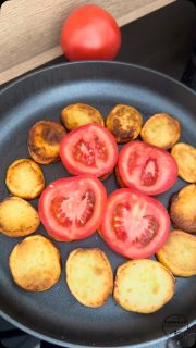 Kartoffel Omelette mit Tomaten, Käse & Wrap
Ein leckeres Mittagessen für 2 Personen 
Ich habe eine 32er Pfanne genommen und 8 Eier Größe S. Kartoffeln & Tomate musst du schauen, wie groß sie so sind. 
Die Kartoffeln hab ich in ordentlich Öl kross gebraten und bevor die Tomaten auf die Kartoffeln gelegt werden, hab ich das Öl angegossen.
Aber fürs Anbraten brauchst du schon ein bisschen Öl 😃
Viel Spaß beim Ausprobieren!
Ach ja! Mich mit Käse geizen 🤩

#einfacherezepte #foodie #foodlover #omelett