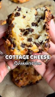Frühstück = Schokobrötchen 
Diese sind mit püriertem, fettarmen Cottage Cheese - oder auch körniger Frischkäse /Hüttenkäse genannt, hört sich aber nicht so schön an 😜)
Ich habe die Magerstufe-Variante aus dem Netto genommen.
Im Backofen 180 Grad O/U-Hitze ca.20-25 min gebacken und schon hast du leckere, fluffige und proteinreiche Schokobrötchen zum Frühstück. Lauwarm essen! So schmecken sie am besten.
Die genauen Angaben für 6 Stück findest du im ersten Kommentar.
Viel Spaß beim Ausprobieren! 😃
Freu mich über ein ❤️ und schreib 📝 mir mal, wie sie dir geschmeckt haben.
#einfacherezepte #protein #cottagecheese #schokobrötchen #foodie