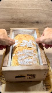 Helles Landbrot oder auch NICHT-süßer Stuten
Ein Rezept, dass du dir unbedingt speichern 📝  solltest, denn es schmeckt einfach richtig lecker.
Egal ob frisch abgeschnitten oder getoastet – belegt mit Herzhaftem oder Süßem.
Hier wird jeder glücklich am Frühstückstisch.
Ich habe es am Wochenende gemacht – mal was anderes, als immer Brötchen.
 
🛒Für den Teig:
🥄21 g frische Hefe od. 1 Pk. Trockenhefe
🥄10 g Honig
🥄150 g Wasser
🥄200 g Naturjoghurt 1,5% (oder anderer)
🥄500 g Mehl Type 550
🥄10 g Salz (ca. 2 TL)
🥄20 g Sauerteig-Anstellgut (inaktiv) oder Balsamico Essig
 
➡️alle Zutaten zu einem homogenen, elastischen Teig kneten
➡️ca. 2 Stunden gehen lassen – der Teig sollte mind. doppeltes Volumen haben
➡️Backrahmen etwas mit Öl einsprühen & mit Reismehl bestäuben (dann löst sich alles gut nach dem Backen) und auf ein Backblech mit Backpapier setzen
➡️Teig formen & längs wirken und in den Backrahmen setzen
➡️noch mal mit einem Küchentuch abgedeckt gehen lassen, bis es sich deutlich vergrößert hat
🔥Ofen auf 250° O/U-Hitze vorheizen
➡️Brot hineingeben mittlere Schiene
⏰für ca. 10 min bei 250°
🔥runter auf 200°
⏰für weiter 40 min (nach ca. 10 min abdecken)
 
 
🛒Das habe ich für 4 Personen genommen:
 
 
Viel Spaß 😃beim Nachmachen.
Freue mich immer über ein Feedback 💌 und ein ❤️.
👉🏼Für mehr Rezeptideen folge mir gerne

P.S.: der Backrahmen ist von baximholz 

#brot #weißbrot #brotbacken #stuten #holzbackrahmen