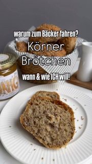 Ich mache mir meine Brötchen so, wie und wann ich will. Kein gegurke zum Bäcker und mit 30 anderen anstehen. Und dann sind die Körnerbrötchen oft noch latschig!
Schluss damit!

Brühstück
90 g Gemischte Körner
35 g Roggenschrot (od. Roggenvollkornmehl zum anderen Mehl geben)
120 g Wasser, kochend

Hauptteig
Brühstück, vollständig abgekühlt
375 g 550er Weizenmehl, oder 812 oder Tipo 0 o.ä.
230 g Wasser
50 Anstellgut
14 g Salz
20 g Olivenöl
4 g Hefe

Anleitungen
 
Brühstück
1.  Körner & Roggenschrot mischen, mit dem kochenden Wasser übergießen und durchrühren. Abgedeckt abkühlen lassen. Das Kochstück erst weiter verarbeiten wenn es komplett abgekühlt ist.

Hauptteig
1. Mehl und Wasser mischen- ca.  30 Minuten zur Autolyse
2.  alle weiteren Zutaten dazu geben.
3.  Den Teig erst 3 Minuten auf niedrigster Stufe, dann weitere 5 – 10 Minuten auf zweiter Stufe zu einem glatten, gut dehnbaren Teig kneten.
4. Den Teig abgedeckt bei Raumtemperatur eine Stunde gehen lassen. Dabei alle 15 Minuten dehnen & Falten
5. Den Teig über Nacht abgedeckt im Kühlschrank lagern.
6. Den Teig aus dem Kühlschrank nehmen, vorsichtig aus der Schüssel lösen, auf eine gut bemehlte Arbeitsfläche geben und in drei Teile teilen.
7. 15 Minuten entspannen lassen.
8. jeden Strang in 3 – 4 Teiglinge teilen und auf den bemehlten Ofenzauberer legen (oder Backblech mit Backpapier)
9. Ofen vorheizen auf 230 Grad
10. Teiglinge ca. 20 Minuten im Dampf backen. Den Dampf nach 10 Minuten ablassen.

Guten Appetit!

#brötchen #frühstück