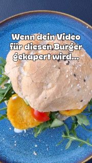 So spielt das Leben! Live dabei, wenn ein Burger entsteht. Das dachte sich auch unsere Labbidame 😂
Dabei wollten die Kinder mir eine Freude machen und die Zubereitung filmen. Doch Leeloo hat es gesprengt 😜 und Ben hatte eigentlich nur noch die Kamera auf Leeloo ( da musste ich was zensieren 😂) .
Aber ein bisschen kann man ja doch noch in der Entstehung erkennen.
Hier wird nichts gefakt!

Wer hat auch so einen Hund?

#burger #chickennuggets #labrador #fail