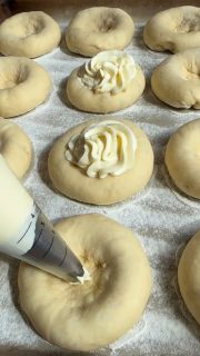 Quark-Vanille-Streusel-Plunder
Für alle Streuselfans 🤩 und Käsekuchen Liebhaber ❤️
Ein Hefeteig ist so unkompliziert gemacht, die Quark-Creme schnell zusammen gerührt und Streusel kneten ist sowieso ein Kinderspiel.
Das Obst kannst du variieren oder auch weglassen. Es ist also bestimmt für jeden was dabei.
Was wäre deine Wahl?
 
🛒 Zutaten für 12 Stück
🥣 Vanille-Quark-Creme
🥄 200 g Magerquark
🥄 75 g Mascarpone (light) (od. Schmand)
🥄 20 g Vanillepuddingpulver
🥄 40 g Zucker
➡️ zu einer Creme verrühren
 
🥣 Streusel
🥄 30 g kalte Butter
🥄 60 g Mehl
🥄 30 g Zucker
➡️ zu Streusel verkneten
 
🥣 Himbeeren, Blaubeeren, Äpfel,...
 
🥣 Hefeteig
🥄 400 g Mehl
🥄 200 g Milch
🥄 10 g Hefe
🥄 40 g Zucker
🥄 1 Ei
🥄 35 g Öl mit Buttergeschmack oder 40 g sehr weiche Butter
🥄 3 g Salz
➡️ Alle Zutaten bis auf das Öl und Salz ca. 4 min auf Stufe 4 (Wilfa Pro Baker) kneten
➡️ Dann unter Kneten langsam das Öl einfließen lassen und das Salz dazu geben
➡️ Zu einem geschmeidigen Teig auskneten (war bei mir nach ca. 15 min fertig)
➡️ In eine leicht geölte Schüssel füllen und ca. 2-3 Stunden gehen lassen (Teig vergrößert sich deutlich)
➡️ Teig in 12 Stücke aufteilen und jeweils zu einer Kugel rundwirken
➡️ auf den bemehlten großen Ofenzauberer/Zauberstein oder ein Backblech mit Backpapier setzen
➡️ mit einem Glas jeweis in die Mitte eine Mulde drücken
➡️ in die Mulde Creme geben, Obst drauf setzen und Streusel drüber geben
➡️ Rand mit etwas Milch bestreichen - optional - ich habe es 10 min vor Backende erst gemacht
🔥 Backofen vorheizen auf 180° O/U-Hitze
⏰ Für 30 min auf einem Gitter unterste Schiene - bei einem Backblech mittlere Schiene wählen
 
Falls du an dem großen Ofenzauberer oder Zauberstein interessiert bist, schreibe mir gerne! 📨

#ofenzauberer #zauberstein #käsekuchen #hefe #streusel