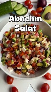 Unter dem Titel „Abnehm Salat“ hat Lea diesen Salat am Wochenende gemacht.
Warum er so heißt? Ich denke, weil dieser erfrischende, leichte Salat aus Avocado, Gurke, Tomate und Schafskäse (Light) reich an gesunden Fetten und Proteinen ist, aber wenig Kohlenhydrate enthält. Er ist in wenigen Minuten zubereitet, sättigt lange und lässt sich ideal mit Kräutern wie Petersilie oder Dill verfeinern.

Leider hat die Grillwurst dazu das Abnehmen an diesem Wochenende verhindert 😆

🥣Zutaten: 
🥄1 Avocado, 
🥄1/2 Gurke, 
🥄200g Cherrytomaten, 
🥄100-200g Feta/Schafskäse, 
🥄1 rote Zwiebel (optional - gibt aber Geschmack!)

🥣Dressing: 
🥄2-3 EL Olivenöl, 
🥄2-3 EL Balsamico Essig , 
🥄Salz, Pfeffer, 
🥄optional Kräuter (Dill/Petersilie).

🥣Zubereitung: 
➡️Gemüse klein schneiden, 
➡️Feta würfeln, 
➡️alles vermengen und 
➡️das Dressing darübergeben