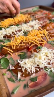 Easy Ofenblech-Rezept mit Kritharaki & Hähnchen
Wer liebt auch diese unkomplizierten Rezepte mit einfachen Zutaten, ohne viel Schnick-Schnack, wo der Backofen die meiste Arbeit hat und im Anschluss kein Herdreinigen auf dem Plan steht?
Ich habe für dieses Ofenblech-Rezept kein Blech genommen, sondern meine Stoneware (100% weißer Ton), aber es funktioniert natürlich auch auf einem Backblech.
Das Hähnchen habe ich schon eine Stunde vorher mariniert – das musst du aber nicht machen. Den Backofen heizt du auf 220 Grad O/U-Hitze vor. Die belegte Stoneware wird auf einem Gitter auf unterster Schiene eingeschoben, ein Backblech schiebst du auf mittlerer Schiene ein. Aber nun erst mal die Zutaten:
Hähnchen & Marinade
🥄400 g Hähncheninnenfilets
🥄25 ml Öl
🥄1 TL Paprikapulver edelsüß
🥄1 TL Salz
🥄je ½ TL Basilikum & Oregano
🥄Pfeffer nach Geschmack
 
Nudeln & Gemüse
🥄300 g Krithakiraki
🥄250 g Cocktailtomaten geviertelt
🥄60 g Baby-Spinat in Streifen geschnitten
🥄1 rote Zwiebel in kl. Würfel geschnitten
🥄2 kl. Knoblauchzehen gehackt
 
Soße
🥄 100 ml kochendes Wasser
🥄 60 g Tomatenmark (2-fach konzentriert)
🥄 2 gehäufte TL gekörnte Gemüsebrühe
🥄 400 ml Wasser
🥄 1 Flasche Cremafine (250 ml) 7%
 
Topping
🥄 Geriebener Gouda
🥄 Geriebener Cheddar
Das Hähnchen und die Marinadezutaten in eine Schüssel mit Deckel geben und gut durchschütteln (kannst natürlich auch verrühren)
Für die Soße das Tomatenmark und die Brühe mit dem kochenden Wasser verrühren (dann vermischt sich alles besser)
Dazu gibst du dann noch die 400 ml Wasser und das Cremafine
Gib die Krithakiraki und das Gemüse auf das Blech/die Stonewar (Großer Ofenzauberer PLUS) und vermische es etwas
Dann gibst du die Soße darüber.
Nun die Innenfilets oben drauf legen, mit Käse bestreuen - ab in den Ofen damit!
Nach ca. 30 min sollte das Ganze fertig sein 
Die Grundidee stammt von @schlemmer.mix und ich habe sie einfach für unseren Geschmack geändert.
Dieses Rezept ist einfach total variabel.
 
Viel Spaß beim Nachmachen – gleich speichern.
Ich freue mich immer über ein ❤️ 
wenn du Fragen hast oder an der Stoneware interessiert bist, dann schreibe 💌 mir einfach.

#einfacherezepte #easyrecipes #familienessen