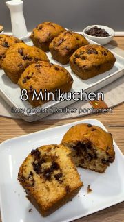 8 kleine Minikuchen in wenigen Minuten mit dem Teigmischer gemixt und direkt in die Minikuchenform portioniert.
Noch 30 min backen und schon hast du eine leckere Kleinigkeit zum Kaffee, Tee, Kakao oder was auch immer.
Der Grundteig kann mit Schokotropfen, Heidelbeeren, Nüssen, oder was immer du gerne magst, gemischt werden.
Da sind deiner Phantasie keine Grenzen gesetzt.
Der Backofen wird auf 180 Grad O/U-Hitze vorgeheizt.
Wenn du mit dem Teigmischer mixt,
➡️ gibst du zuerst
·  200 g Milch
·  150 g Zucker
·  2 Eier
·  Etwas Vanilleextrakt
·  120 g Öl
In den Behälter, dann noch
·  310 g Mehl (ich Weizen Typ 550)
·  5 g Natron
·  ¼ TL Backpulver
➡️ Deckel aufsetzen und nun fleißig pumpen, bis sich alle Zutaten zu einem Teig vermischt haben. Das geht eigentlich sehr schnell.
➡️ Natürlich kannst du das auch mit einem ganz normalen Handrührgerät oder Schneebesen in einer Schüssel machen.
➡️ Nun die Mini-Kuchenform etwas einfetten.
➡️ Öffne den Teigmischer, gib die runde Silikonplatte auf das Mischrad, schraub den Deckel wieder drauf, entferne den Deckel am Boden
➡️ Auf der größten Einstellung (ganz dicker Punkt) füllst du nun mit 2 Pumpgriffen jede Mulde der Backform. Den Rest teilst du einfach gleichmäßig auf.
➡️ Ich habe nun noch 100 g Schokotropfen auf die 8 Kuchen verteilt und mit einem Löffel untergerührt.
➡️ Für 30 min auf mittlerer Schiene – auf einem Blech gestellt – backen (ist nur ein Richtwert, schaue einfach, dass sie nicht zu dunkel werden und die Stäbchenprobe bestehen).
➡️ Für gute 5 min die kleinen Kuchen in der Form auskühlen lassen. Dann kannst du sie herausnehmen und auf einem Gitter komplett auskühlen lassen.
➡️ Jetzt kannst du sie noch mit Zuckerguss, Schokolad, Puderzucker,… garnieren oder wie wir einfach pur genießen.
 
Viel Spaß beim Nachmachen – am besten gleich speichern.
Ich freue mich immer über ein ❤️ und
wenn du Fragen hast oder an dem Teigmischer&-spender, der Minikuchenform… interessiert bist, dann schreibe 💌 mir einfach.

#einfacherezepte #easyrecipes #minikuchen #soulfood #backen