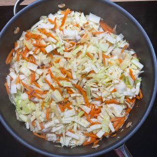 Cremige Weißkohl-Möhren-Nudel-Pfanne mit Käse 🧀 
Gestern Mittag gab es schnelle Küche
1 Zwiebel
1/2 kleiner Weißkohl
3 Möhren 
Kleingeschnitten & in etwas Öl angebraten 
Mit Salz und Pfeffer abschmecken 
Parallel 200 g Nudeln gekocht
1 Pk. Sahneschmelzkäse Light 
1 Flasche Cremafine 7% ans Gemüse gegeben 
Nudeln abgießen und zum Gemüse geben 
Alles gut durchrühren 
Reibekäse-wenn du magst- on top und bei geschlossenem Deckel kurz schmelzen lassen 
Fertig ✔️ 
Unkompliziert und schnell gemacht.

#easyrecipes #einfacherezepte #familienessen #pfannengericht #mitkäseüberbacken