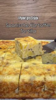 Eine spanische Tortilla ist ein Omelett aus Eiern mit Kartoffeln und Zwiebeln.
Ich habe das ganze im Backofen zubereitet in der quadratischen Antihaft Brilliance Form, die ich gut eingefettet habe. Die Tortilla ist nach dem Backen einfach rausgefluppt.

650 g kalte Kartoffelstücke
2 rote Zwiebeln gewürfelt in 1-2 EL Öl gar dünsten und abkühlen lassen 

6 Eier
60 g Milch
Salz, Pfeffer
die Zwiebeln
400 g von den Kartoffeln 
für 3 Sekunden im Mixer (ich Stufe 2) mixen, dann sind die Kartoffeln noch etwas zu sehen 
In die Form geben
Restlichen 250 g Kartoffeln mit einer Gabel klein drücken, auf der Eiermasse verteilen und vorsichtig unterrühren 
In den kalten Backofen stellen und auf 200 Grad O/U-Hitze stellen 
Ca. 30-35 min backen, bis die Tortilla anfängt leicht braun zu werden und auch die Mitte fest ist
Herausnehmen, auf einen Teller stürzen. Schmeckt heiß, lauwarm oder kalt.
Kann man auch gut in kleine Würfel schneiden, (Zahnstocher reinstecken) und als Fingerfood servieren .
Bei 9 Stücken hat ein Stück mal gerade 1 WW-Punkt (bei 0,1% Fett Milch und 2 EL Öl).
Super lecker.
Dazu noch Ofengemüse-super Kombi!

Viel Spaß beim Nachbacken 🤩
Falls dich diese geniale Form interessiert, die gleich mit passendem Frischhalte-Deckel daher kommt (nicht für den Ofen!), dann schreib mir einfach 📨

#tortilla #tortillaespañola #tortilladepatatas #ww