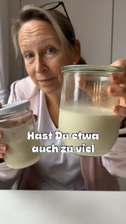 Sauerteig-Granola
Wenn du mal wieder zu viel Sauterteigrest rumstehen hast und nicht immer nur Kräcker und Knäckebrot davon machen möchtest, dann solltest du unbedingt dieses super leckerere, absolut crunchige Granola daraus machen.
 
200 g Sauerteigrest (meiner stand schon über 1 Woche im Kühlschrank)
80 g Honig
100 g Erdnussmus (meins von NaughtyNuts – mit NN-KOCH10 gibt es Rabatt)
200 g Haferflocken (ich habe zarte genommen – es gehen aber auch kernige)
100 g gehackte Nüsse (ich rein Cashews)
15 g Sesam
15 g Chiasamen
20 g Sonnenblumenkerne
100 g gehacktes Trockenobst (ich: Datteln von Foodino)
 
🔥Ofen auf 160 Grad Umluft vorheizen
Ich habe die Masse auf den großen Ofenzauberer Plus gegeben – mein „Backblech“ aus 100% weißem Ton, das leitet auch gut die Feuchtigkeit ab – perfekt für Granola - und etwas auseinander gebröselt
Dann für ca. 30-40 min im Ofen backen und immer wieder zwischendurch wenden und die Brösel auf die gewünschte Größe zerkleinern
Ich habe danach die Hitze auf 120 Grad reduziert und es noch weitere 10 min bräunen lassen, bis das Granola schön crunchy war und nicht mehr feucht.
Es kommt immer ein wenig auf die Größe der Granolabrocken an, bis alle Feuchtigkeit raus ist. Kontrolliert es einfach und verlängert/verkürzt die Backzeit.
Bei geöffneter Backofentür hat das Ganze dann ausgekühlt.
Dann habe ich das Granola in eine Dose umgefüllt.
Was sind deine Lieblingsnüsse und Trockenobst oder wirst du es mit Schoko Chunks machen?
Ich bin gespannt, was ihr zu dem Rezept sagt.
Viel Spaß beim Ausprobieren
Wenn du einen Ofenzauberer brauchst oder Infos dazu möchtest, schreib mir einfach!📨