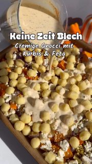 Ein schnelles Ofen Blech – heute mit Hokkaido, Schafskäse & Mini-Gnocci
Dazu eine cremige Curry-Soße
Nur Kürbis & Zwiebeln müssen kurz kleingeschnitten werden, den Schafskäse zerbröselst du einfach.
Ideal, wenn du nicht am Herd stehen möchtest.
 
🛒 Zutaten für ca. 3-4 Personen – für den großen Ofenzauberer PLUS
🥄1 kleiner Hokkaido in Würfel
🥄2 große rote Zwiebeln grob gewürfelt
🥄300 g Schafskäse (light)
🥄Etwas Öl zum Besprühen
🥄Salz, Pfeffer und etwas Curry zum Drüberstreuen
🔥Ofen auf 200° O/U-Hitze vorheizen
⏰Auf ein Gitter – unterste Schiene – für ca. 20 min geben
 
🥄2 Flaschen Cremafine zum Kochen 7%
🥄100 ml Wasser (einfach die Flaschen damit noch ausspülen)
🥄1 EL Curry
🥄1 TL gehäufter TL Paprika edelsüße
🥄1 TL gekörnte Brühe
🥄1 TL Knoblauchpulver
➡️Miteinander verrühren
🥄500 g Mini-Gnocci
➡️Auf den vorgegarten Kürbis geben
➡️Mit der Soße übergießen und mit
🥄Etwas geriebenem Gouda bestreuen
⏰Für weitere 15-20 min noch mal in den Ofen, damit die Soße & die Gnocci warm werden
🔥Auch bei 200 °
 
Ich habe es noch mit frischem Schnittlauch bestreut. Cashewkerne passen auch super dazu.
 
📨 Für mehr Infos zum großen Ofenzauberer schreibe mir gerne
Oder
Kommentiere mit James
oder
👓 schaue in meinem Onlineshop nach – Link dazu in der BIO

#feierabendblech #keinezeitblech #gnocchi #hokkaido #feta