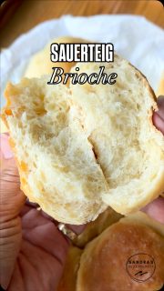 Sauerteig Brioche 
Komplett per Hand geknetet 🥵 so 30 Minuten. Keine Sorge, die Beschreibung erklärt es mit Knetmaschine.
Aber hier in dem Ferienhaus gibt’s da nix adäquates. Erspart das Fitnessstudio sag ich euch.
Mein Sauerteig geht hier auch gut ab 😄.
Übrigens machen diese Brioche hier das Rennen vor den Croissants 😜

400 gWeizenmehl Type 550
2 Eier
120 g Milch
100 g aktiver Sauerteig
30 g Zucker
9 g Salz
125 g weiche Butter (erst am Ende unterkneten)

➡️Ei, Milch & 100g aktiver Sauerteig in der Schüssel verquirlen
➡️Mehl, Zucker zugeben und für 3 Minuten auf langsamer, dann 10 Minuten auf mittlerer Stufe kneten
➡️Salz zugeben und dann nach und nach die Butter in Stücken zum Teig geben und kneten bis sie vollständig aufgenommen ist ca. 15 min

➡️Den Teig abdecken und bei Raumtemperatur im Volumen mindestens verdoppeln lassen (ca. 6 Std. Dabei nach 30,60, 90 min Dehnen & Falten)
➡️Teig in 12 gleich große Stück teilen und diese jeweils rund schleifen
➡️In eine gefettete oder mit Backpapier ausgelegte Formen setzen.
➡️noch mal 90-120 min gehen lassen 
🔥Ofen 30 min vorheizen auf 220 Grad O/U-Hitze
➡️wer mag kann die Teiglinge mit Ei-Milch-Gemisch bestreichen-hab ich mir geschenkt 
➡️in den Ofen schieben-unterer Schiene und Hitze auf 180 Grad reduzieren 
⏰ca. 40-45 Minuten backen, bis sie anfangen braun zu werden 
➡️Herausnehmen und mit Butter bestreichen 
➡️abkühlen lassen 

Sie sind soooo fluffig geworden! Echt Hammer!
Waren ratzifatzi aufgegessen. So frisch schmecken sie auch einfach am besten.

Viel Spaß beim Nachbacken.
Folge gerne für mehr Rezepte aus dem realen Leben!
Keine KI - kein Fake 🥸! Hier wird noch mit Liebe gebacken.

#brioches #sauerteigbrioche #foodie #handmade #sourdough