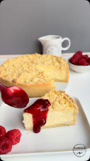 Milchreiskuchen – ausnahmsweise mit  High Protein Milchreis aus der Tüte (die flog seit Wochen bei mir in der Küche rum, da sie sich die erwachsene Blagen 😜irgendwann mal gekauft und sie dann doch nicht zubereitet haben. Ich für meinen Teil koche Milchreis eigentlich nur frisch selber aus den Milchreiskörnern, Milch, Butter, Salz und etwas Zucker. Ich brauche kein Tütenkrams dafür, aber was weg muss, muss eben weg).
Also dachte ich mir, in einem Kuchen ist das gut aufgehoben.
Mit etwas Quark und Puddingpulver vermischt auf einem Streuselboden und Streuseln obendrauf.
Ich sage dir, sooooo ein sauleckerer Kuchen ist da entstanden 😂. Manchmal sind die spontanen Ideen einfach die leckersten Rezepte.
Am 2. Tag war er etwas durchgezogen noch besser.

🥣Also für die Zwischencreme
🥄1 Tüte Dr. Oetker Protein Milchreis nach Anleitung mit
🥄400 ml Milch
⏰kochen und 10 Minuten stehen lassen
🥣In der Zeit Streusel aus
🥄100 g Butter
🥄200 g Mehl
🥄80 g Zucker zubereiten

➡️Ich habe eine 18er Springform damit ausgekleidet inklusive Rand.
Etwas für obendrauf zurückbehalten

🥄Zum zubereiteten Tüten-Milchreis noch
🥄250 g Magerquark und
🥄1 Tüte Vanille Pudding Pulver rühren
➡️Auf den Boden geben
➡️Streusel obendrauf verteilen

🔥Im vorgeheizten Backofen 180 Ober-Unterhitze
⏰ca. 45-50 Minuten backen
➡️Auskühlen lassen
➡️Wir haben dazu rote Grütze gegessen
➡️Aber pur ist der Milchreiskuchen auch sehr lecker