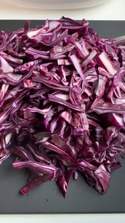 Rotkohlsalat im asiatischen Gewand mit Glasnudeln und Erdnuss-Soja-Dressing
Heute Abend ist Mädelsabend und jeder bringt was mit. Ich habe mich für oben genannten Salat entschieden.
Als Dressing habe ich folgendes vermixt:
3 EL Sojasauce
1 EL Reisessig
1 EL Erdnussöl
1 EL Ahornsirup
2 EL Erdnussmus
1 TL Sriracha Sauce
1 TL Knoblauchpulver
¼ TL Ingwerpulver
 
Als Rohkost habe ich
¼ kleinen Rotkohl
2 mittelgroße Möhren
1 rote Zwiebel
1 rote Paprika
1 Bund Lauchzwiebeln
Klein & fein geschnitten (damit alles gut durchziehen kann)
 
Dann noch 100 g Glasnudeln in Wasser für ca. 4 min gekocht, abgegossen und dazu gegeben.
Alles gut durchmischen und dabei die Glasnudeln auseinanderziehen.
Mit etwas glatter Petersilie (wer mag kann auch Koriander nehmen – ist aber nicht so unsers) und Cashewkernen (alternativ Erdnüsse) garnieren.
Mind. 1-2 Stunden durchziehen lassen.

#veganuary #asiafood #rotkohlsalat #einfacherezepte #easy