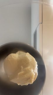 Du planst einen Quarkstuten, um dann am Morgen festzustellen, dass jemand in der Familie schneller war als du und den Quark schon inhaliert hat. Jetzt heißt es flexibel sein und kreativ werden. Einmal den Kühlschrank inspizieren und zur Sauren Sahne greifen – Joghurt wäre sonst auch noch da gewesen.
So kann’s gehen, aber ich kann schon mal spoilern: Der „ich-sollte- ein-Quark-Stuten-sein“ ist trotzdem mega geworden.
 
550 g Weizenmehl Typ 550
200 g saure Sahne
150 g Milch
10 g Hefe
20 g Honig
10 g Salz
1 Ei
Zu einem Teig kneten und wenn der Teig schon sehr gut zusammengekommen ist am Ende noch
70 g sehr weiche Butter unterkneten
 
In eine Schüssel mit Deckel umfüllen und an einem warmen Ort voraussichtlich 4 Stunden gehen lassen, bis sich der Teig mind. verdoppelt hat.
Den Teig auf eine Arbeitsfläche geben, halbieren und jedes Stück auf Spannung rund wirken (siehe Reel)
In die Antihaft-Brilliance-Kastenform (ohne fetten! - Größe 36 x 13,5 x 8) geben, den Deckel auflegen und noch mal 30-40 min gehen lassen, bis sich die beiden Teigstücke vergrößert haben
Backofen auf 180 Grad O/U-Hitze vorheizen
Teigstücke einschneiden und ca. 45 min backen – ggf. nach 30 min abdecken mit Backpapier, damit der Stuten nicht zu dunkel wird.
Mit Butter bestreichen – das gibt einen schönen Glanz.
In der Form 5 min stehen lassen (dann kann man sie an den Griffen eigentlich auch schon gut anfassen) und den Stuten vorsichtig auf ein Gitter zum Auskühlen stürzen.
 
Viel Spaß beim Nachbacken.
Wenn du interessiert bist an diesen genialen Brilliance-Formen, dann schreibe mir gerne eine Nachricht.

#stuten #brotbacken #backen #einfacherezepte #brotbackenmachtglücklich