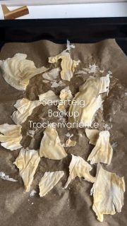 Aus aktuellem Anlass zeige ich noch mal, wie du dir einen Backup von deinem Sauerteig machen kannst.
Mich hat dieser Backup gerettet und mir meinen 2 Jahre alten, richtig starken Sauerteig wieder zurückgebracht. Ich hatte meinen ärgerlicherweise gekillt.
‼️Daher mein aufrichtiger Rat: mach dir mindestens 1 Backup‼️

Du nimmst aktiven Sauerteig und streichst ihn dünn auf ein mit Backpapier ausgelegtes Blech, Tablett oder ähnlich.
Das lässt du bei Raumtemperatur mind. 24 Stunden trocknen.
Dann pulst du den getrockneten Teig ab und lässt ihn noch mal für 24 Stunden von der anderen Seite trocknen.
Jetzt sollte alles gut durchgetrocknet sein. Du bröselts das ganze in ein sauberes Glas mit Schraubdeckel (z.B. ein gespültes Marmeladenglas) und verschließt es fest.
Dieses Glas lagerst du nun trocken und dunkel z.B. im Schrank.
Wenn du diesen getrockneten Sauerteig nun wieder reaktivieren möchtest, dann mahlst du ihn am besten möglichst fein.
10 g mischt du dann davon mit 20 g Wasser und 20 g Mehl. Nach gut 12 Std. sollte das Ganze dann schon etwas aufgegangen sein. Das fütterst du nun noch einmal mit 50 g Wasser und 50 g Mehl.
Nach weiteren ca. 12 Stunden, sollte der Ansatz schon ordentlich blubbern. Du könntest jetzt schon ein Brot damit backen (vorsichthalber 1-2 g Angsthefe dazu), ich persönlich füttere aber gerne erst einmal 2-3 Tage, damit er richtig zu Kräften kommt.
Viel Spaß beim Ausprobieren

#sauerteig #sauerteigbackup #trockensauerteig #sourdough sourdoughbackup