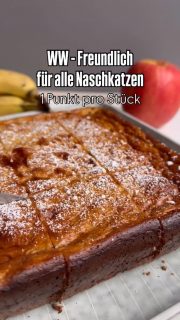 Ich bin ja aktuell am Punkten, aber auf’s Naschen zu verzichten fällt mir enorm schwer. Also muss was her, was wenig Punkte hat.
Da Haferflocken bei WW keine Punkte haben, mach ich mir daraus mein Mehl. Statt Butter nehme ich sehr reife Bananen, damit das Haferflockenmehl zusammen hält.
Und Käseskuchen geht sowieso immer, hat zudem viele Proteine und lässt sich wunderbar für fast 0 Punkte herstellen.
 
Für den Boden (Form 22x22x6cm):
2 ½ sehr reife Bananen
200 g Haferflockenmehl (im Thermomix kernige Haferflocken zerkleinert)
 
Für die „Käsecreme“ folgendes in den Mixer/Thermomix geben:
250 g Quark
200 g Milch 0,1% Fett (max. 0,3%) 
30 g Pekanüsse 
1 Apfel (geviertelt)
2 Eier (M)
½ Pk. Vanillepuddingpulver 
1 Scope Vanille Flavor Pulver (meins ist von ESN) oder andere Süße nach Wahl
 
Bananen und Haferflockenmehl gut vermengen und als Boden in eine antihaft beschichtete Backform geben
Die Zutaten der „Käsecreme“ im Mixer gut mixen und auf den Boden geben
Ofen auf 180 Grad O/U-Hitze vorheizen und für ca. 60 min backen – nach 30 min besser abdecken, sonst wird es zu dunkel
Gut auskühlen lassen (in der Form) dann aus der Form stürzen.
Mit Puderzucker bestreuen (eigentlich mehr für die Optik).
Man könnte hier auch gut Heidelbeeren etc unter die Käsecreme heben.
 
Viel Spaß beim Naschen!
 
Falls du an der super Backform interessiert bist, dann schreibe mir gerne!

#ww #wwmädels #wwsmartpoints #naschen #soulfood
