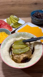 Burger mal anders! Diese Burger kommen schon komplett fertig auf den Tisch, denn der Bun wird mit Füllung gebacken.
Du machst den Teig, brätst die Patties, dann legst du den ausgerollten Teig über ein Schälchen und füllst das ganze von Cheddar über Patty mit Sauce, Tomate, Gurke, geröstete Zwiebeln.
Dann kneifst du den Teig zusammen und legst das ganze mit dem Verschluss nach unten auf ein Blech (oder Stoneware)
Mit Milch-Ei-Gemisch bestreichen, mit Sesam bestreuen und im Backofen backen, bis die Burger braun werden (so gute 25 min bei 180 Grad Ober-Unterhitze).

Sie sind richtig lecker, aber machen auch schneller satt, da einfach mehr Teig im spiel ist.

Das Rezept für den Teig (4-6 Burger je nach Durchmesser)

500 g Mehl
200 g Wasser warm
15 g Hefe
80 g Milch
1 Ei
10 g Salz
20 g Honig
Kneten bis alles zusammen gekommen ist (4 min)
40 g flüssige Butter nach und nach während des Knetens dazugeben (weitere 5-6 min)
In eine leicht geölte Schüssel mit Deckel füllen und ca. 2 Stunden an einem warmen Ort gehen lassen (Volumen sollte sich verdoppelt haben)
In 4-6 gleichschwere Stücke aufteilen 
Jedes Stück rund ausrollen und wie im Reel verfahren.

Für das Hack habe ich ca. 150 g schwere Patties pro Bun gerechnet und angebraten. Ich hab sie etwas dicker gemacht , damit sie noch entsprechend saftig nach dem backen sind.

Willst du das Rezept für die Burgersauce auch?

#burger #closedburger #foodlover #foodies #cheeseburger