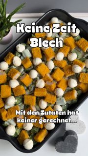 Fischstäbchen mal anders
Wer will schon immer das Gleiche essen? Da muss mal was Neues her, aber viel Vorbereitungszeit soll auch nicht sein!
Gerade ist die Familie komplett mittags zu Hause und da gilt es dann 4 hungrige Mäuler zu stopfen. Ist nicht immer einfach mit der Zeit, da ich ja auch arbeite (zwar im Homeoffice, doch die Stunden müssen gemacht werden). Da ist langes In-der-Küche-stehen-und-kochen schwierig. Darum gab es die Fischstäbchen dieses Mal als Auflauf und nicht klassisch mit Kartoffeln oder Pü.

➡️Die Grundlage war ein Fertig-Kloßteig (einmal kurz durchgeknetet, damit er formbar ist), den ich mit Hilfe eines Eisportionierers in kleine Kugeln geformt habe. ➡️Dann TK-Spinat darüber (Mischung aus Würz- und Rahm-Spinat), 
➡️eine Sauce aus Cremafine, Kräuter-Schmelzkäse und etwas Wasser, 
➡️Fischstächen (kurz angetaut, dann kann man sie gut in Stücke schneiden – dritteln) und 
➡️Mini-Mozzarellas in Top
➡️Den Backofen auf 180 Grad vorheizen und dann für 1 Stunde in den Backofen.

Ich hatte für 4 Personen
🥄15 Fischstächen ➡️ca. 30 min angetaut und gedrittelt
🥄1 kg Fertig-Kloßteig ➡️in kleine Kloßkugeln formen
🥄Ca. 800 g TK-Spinat (je 400 g Rahm-/Würzspinat von Iglo)
🥄2 Pk. Mini-Mozzarella Kugeln

➡️Für die Soße kurz folgendes in den Mixer/Pürierstab:
🥄1 ½ Pk. Milkana Kräuter-Schmelzkäse
🥄1 Flasche Cremafine
🥄100 ml Wasser (die Cremafine Flasche halb voll gemacht)
 
Mein Sohn hat sich fürs nächste Mal mehr Fischstächen gewünscht und etwas weniger Kloß-Kugeln.😜
Es war richtig lecker und hat es nicht das letzte Mal gegeben.

Die Auflaufform ist zu meiner Lieblingsform geworden!
Für mehr Infos schreib mir gerne!📨

#einfacherezepte #auflauf #fischstäbchen #soulfood #familienessen