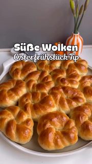 Süße Wolken - ‼️Tip fürs Osterfrühstück ‼️
Superfluffige, süße Hefe-Wolken zum Frühstück. Sie sind so watteweich, wie man sich Wolken vorstellt und du bist beim Frühstück damit auf Wolke 7.
Übrigens perfekt für ein 🐣Osterfrühstück!!! Ist ja bald soweit.
‼️Also unbedingt speichern ‼️
Für 12 Stück brauchst du:
 
🥄200 g warmes Wasser
🥄15 g frische Hefe
🥄60 g Weizenmehl Typ 550 oder 405
➡️Diese Zutaten vermischt du in einer großen Schüssel und lässt sie 15-30 min anspringen, d.h. die Hefe wird aktiv und es bilden sich Bläschen
 
🥄 80 g Zucker
🥄500 g Weizenmehl
🥄 ½ TL Salz
🥄45 g zerlassene Butter
🥄 20 g neutrales Öl mit Buttergeschmack (z.B. von der Firma Biskin)
🥄 1 Ei (M)
🥄 100 g Milch
 
Zum Bestreichen
🥄 1 Ei
🥄 1 EL Milch
 
➡️Diese Zutaten gibst du zum Vorteig und verknetest das Ganze zu einem elastischen Teig (Wilfa Pro Baker: 6 min Stufe 3, 14 min Stufe 4 – Richtwerte!)
➡️Teig in eine leicht geölte Schüssel mit Deckel füllen
⏰ca. 2-3 Stunden an einem warmen Ort gehen lassen (Teig verdoppelt sich)
➡️Teig auf eine leicht bemehlte Arbeitsfläche geben
➡️12 gleichschwere Stücke daraus abtrennen (ca. 87 g)
➡️ jedes Stück zu einer langen, dünnen Schlange rollen
➡️ in eine Runde legen und ineinander verschlingen (siehe Reel)
➡️ auf den leicht gefetteten & bemehlten großen, runden, weißen Stein legen mit etwas Abstand, aber nur so viel, dass sie nach dem Aufgehen aneinanderstoßen
⏰30 min gehen lassen
➡️ mit einem Gemisch aus 1 Ei und 1 EL Milch bestreichen
➡️in den kalten Backofen, auf einem Gitter, unterste Schiene geben
🔥auf 180 Grad O/U-Hitze hochdrehen
⏰für ca. 30 min backen – sie sollten passend braun sein
➡️herausnehmen und auf dem Stein auskühlen lassen

Und? Wäre das was für dich zum Frühstück?

Fall du auch einen runden Stein möchtest oder mehr Infos dazu brauchst, schreibe mir gerne.📨

#brunch #osterfrühstück #hefezopf #milchbrötchen #backen