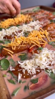 Easy Ofenblech-Rezept mit Kritharaki & Hähnchen
Wer liebt auch diese unkomplizierten Rezepte mit einfachen Zutaten, ohne viel Schnick-Schnack, wo der Backofen die meiste Arbeit hat und im Anschluss kein Herdreinigen auf dem Plan steht?
Ich habe für dieses Ofenblech-Rezept kein Blech genommen, sondern meine Stoneware (100% weißer Ton), aber es funktioniert natürlich auch auf einem Backblech.
Das Hähnchen habe ich schon eine Stunde vorher mariniert – das musst du aber nicht machen. Den Backofen heizt du auf 220 Grad O/U-Hitze vor. Die belegte Stoneware wird auf einem Gitter auf unterster Schiene eingeschoben, ein Backblech schiebst du auf mittlerer Schiene ein. Aber nun erst mal die Zutaten:
Hähnchen & Marinade
🥄400 g Hähncheninnenfilets
🥄25 ml Öl
🥄1 TL Paprikapulver edelsüß
🥄1 TL Salz
🥄je ½ TL Basilikum & Oregano
🥄Pfeffer nach Geschmack
 
Nudeln & Gemüse
🥄300 g Krithakiraki
🥄250 g Cocktailtomaten geviertelt
🥄60 g Baby-Spinat in Streifen geschnitten
🥄1 rote Zwiebel in kl. Würfel geschnitten
🥄2 kl. Knoblauchzehen gehackt
 
Soße
🥄 100 ml kochendes Wasser
🥄 60 g Tomatenmark (2-fach konzentriert)
🥄 2 gehäufte TL gekörnte Gemüsebrühe
🥄 400 ml Wasser
🥄 1 Flasche Cremafine (250 ml) 7%
 
Topping
🥄 Geriebener Gouda
🥄 Geriebener Cheddar
Das Hähnchen und die Marinadezutaten in eine Schüssel mit Deckel geben und gut durchschütteln (kannst natürlich auch verrühren)
Für die Soße das Tomatenmark und die Brühe mit dem kochenden Wasser verrühren (dann vermischt sich alles besser)
Dazu gibst du dann noch die 400 ml Wasser und das Cremafine
Gib die Krithakiraki und das Gemüse auf das Blech/die Stonewar (Großer Ofenzauberer PLUS) und vermische es etwas
Dann gibst du die Soße darüber.
Nun die Innenfilets oben drauf legen, mit Käse bestreuen - ab in den Ofen damit!
Nach ca. 30 min sollte das Ganze fertig sein 
Die Grundidee stammt von @schlemmer.mix und ich habe sie einfach für unseren Geschmack geändert.
Dieses Rezept ist einfach total variabel.
 
Viel Spaß beim Nachmachen – gleich speichern.
Ich freue mich immer über ein ❤️ 
wenn du Fragen hast oder an der Stoneware interessiert bist, dann schreibe 💌 mir einfach.

#einfacherezepte #easyrecipes #familienessen