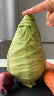Lecker kann so einfach sein.
Ich liebe Aufläufe - meinetwegen bräuchte ich keine Nudeln dazu, aber der Rest der Familie besteht drauf.
Die Zutaten reichen für 4 Personen (schmeckt am nächsten Tag auch noch super, kurz aufgebraten 🤤
Wie es geht zeigt das Reel

1 Spitzkohl
4 große Möhren
2 rote Zwiebeln 
Etwas Öl
Ordentlich Salz & Pfeffer 
100 ml Wasser 
1 gehäufter TL gekörnte Brühe
1 Flasche Cremafine 7%
1 Packung Sahne Schmelzkäse Light
1 Becher Creme Fraiche Kräuter Light
400 g Nudeln nach Anleitung kochen 
1 Packung Reibekäse Light 

Dann noch 10-15 Minuten im Ofen bei 200 Grad Umluft überbacken.

Brauchst du auch Nudeln dazu? Oder bist du ein Gemüsefan, wie ich?
Markiere jemanden, der das auch unbedingt ausprobieren sollte!

#auflauf #vegetarisch #nudeln #einfacherezepte #familienessen