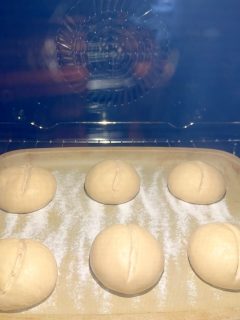 Schnelle Brötchen
Die Gehzeit liegt in deiner Hand ✋ 
Wenn du dem Hefeteig etwas Zeit gönnst, werden sie noch etwas größer und fluffiger.
Wir hatten aber SOFORT Hunger 😂

Für 6 Stück a ca. 70 g pro Teigling:
250 g Mehl Typ 550
150 g Wasser
10 g frische Hefe
5 g Salz
5 g Honig (optional)

Alles in ca. 5 Minuten zu einem geschmeidigen Teig verkneten 
In 6 gleichschwere Stücke teilen 
jedes rund wirken
Auf den mit Reismehl bemehlten Ofenzauberer setzen 
Wenn du keinen Zeitdruck hast, lasse sie unter einem Tuch 30-45 Minuten ruhen, bis sie sich vergrößert haben.
Alle Teiglinge einschneiden 
Auf einem Gitter, Unterste Schiene in den Kalten Ofen geben 
Ich habe bei meinem Ofen dann das Programm „Frische Brötchen“ gewählt 
Die werden bei ca. 210 Grad mit Dampf für 20 min gebacken.
Du kannst den Ofen auch auf 210 Grad vorheizen 
Dann Brötchen rein
Einen Schuss Wasser auf ein mit aufgeheiztes Blech geben für den Dampf
Tür sofort schließen 
Nach 10 Minuten den Dampf ablassen und weitere 10 Minuten backen 
Fertig ✔️ 

Kommentiere mit Ofenzauberer, wenn du auch so einen kleinen Stein brauchst 
Ich schicke dir den Link

#brötchen #easyrecipe #einfacherezepte #lecker